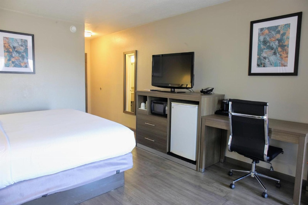 Suite with Two Queen Beds and One King Bed - Non-Smoking