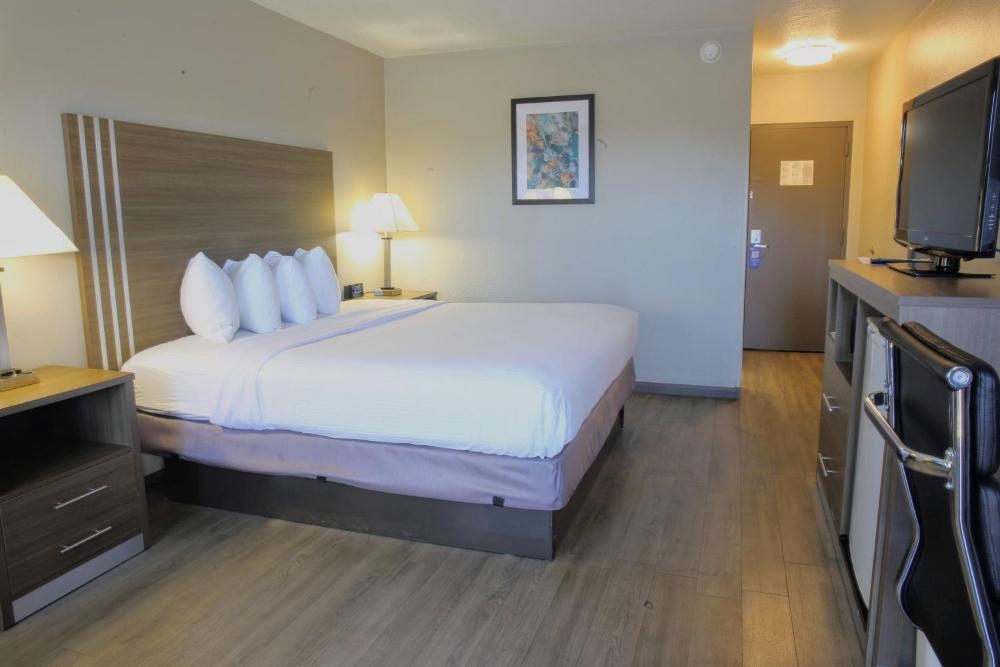 Suite with Two Queen Beds and One King Bed - Non-Smoking